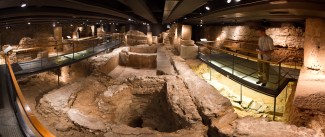 2011Nov24-5528-Barcelona-MuseauPlacaDelRei-Kevin+Barcino